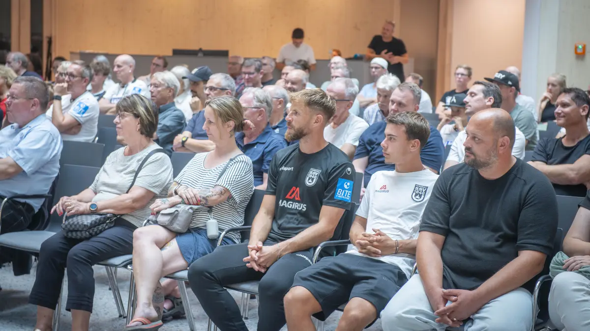 Spatzenfunk live: Daniel Jungwirth, Cheftrainer des SSV Ulm 1846 Fußball, war vor Regionalliga-Auftakt zu Gast im neuen Medienhaus der SÜDWEST PRESSE und stellte sich den Fragen der SWP-Sportreporter Nadine Vogt und Elias Hoffmann.