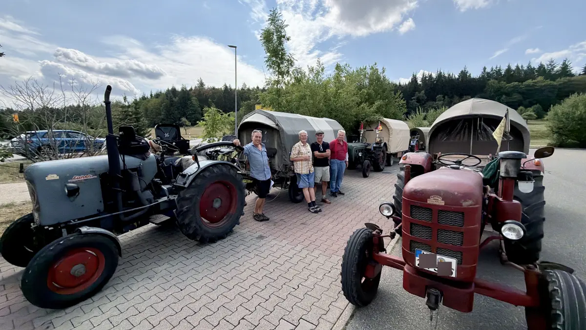 Vier Freunde aus Langenau bei Ulm sind derzeit auf der Zollernalb mit ihren alten Traktoren und selbstgebauten Wagen unterwegs.