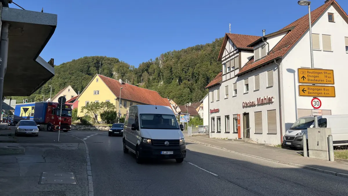 Die Kreuzung der B28 in Richtung Beiningen mitten in Gerhausen soll im nächsten Jahr wegen des starken Verkehrs ausgebaut werden.