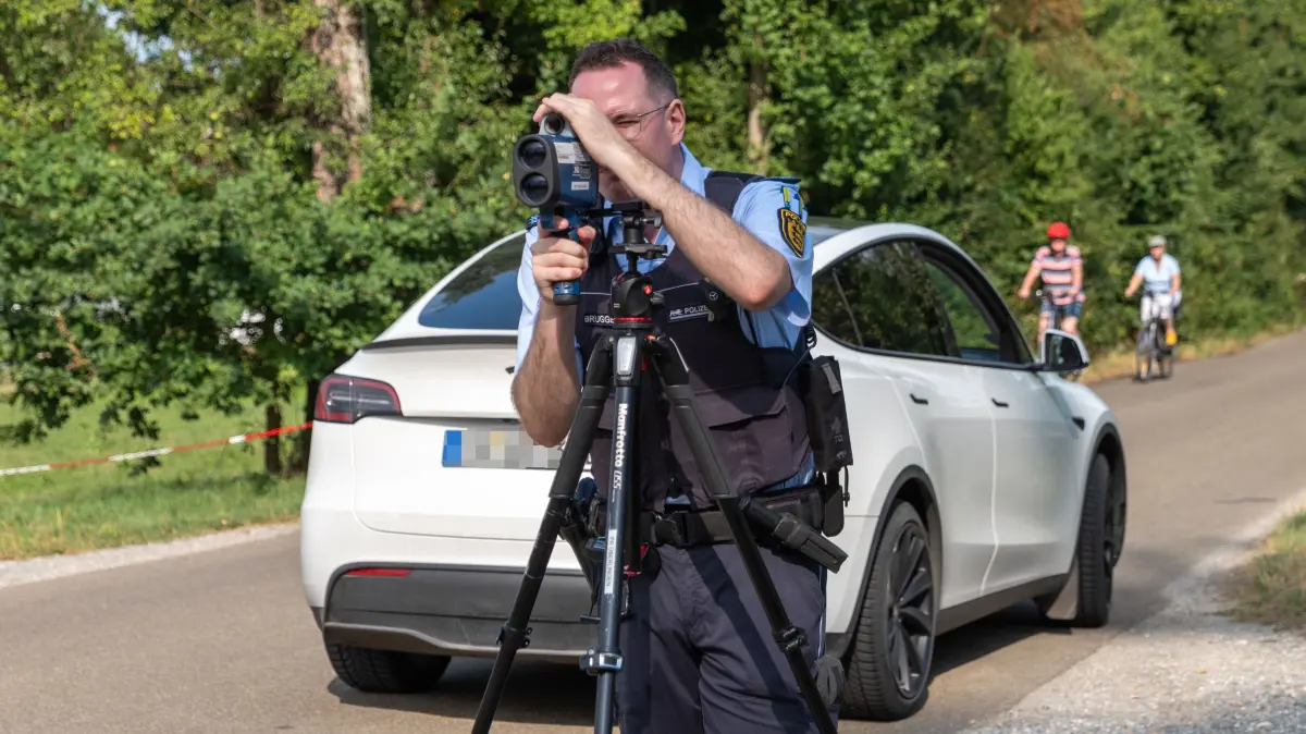 Speedweek Polizeikontrolle in Birnau Maurach am 06 08 2026: Birnau Maurach, Laserpistole, Baden Wuerttemberg, Deutschland. Polizeibeamte kontrollieren im Rahmen der Speedweek den Strassenverkehr im Bodenseekreis. Im Fokus der Aktion stehen Geschwindigkeitskontrollen und die Verkehrssicherheit. 06.08.2026. Editorial use only. Foto Eibner Pressefoto Eky Eibner
