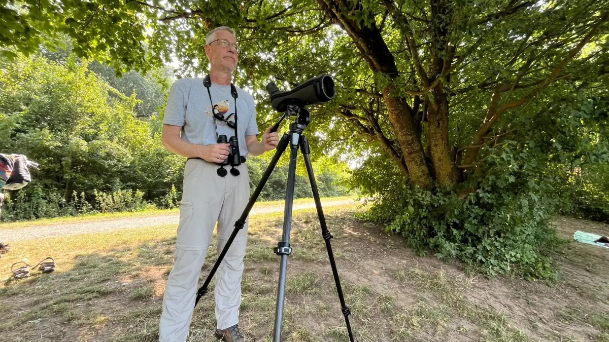 Besitzt eine Profi-Ausrüstung: Ornithologe Christoph Randler. Für Anfänger eignet sich auch das geerbte Fernglas aus dem heimischen Regal.