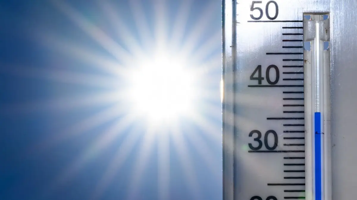 Hitzetote: ARCHIV - 25.06.2026, Brandenburg, Frankfurt (Oder): 36 Grad Celsius zeigt ein Thermometer vor der Nachmittagssonne an. (zu dpa: «RKI-Schätzung: Bislang rund 230 Hitzetote in Thüringen») Foto: Patrick Pleul/dpa +++ dpa-Bildfunk +++