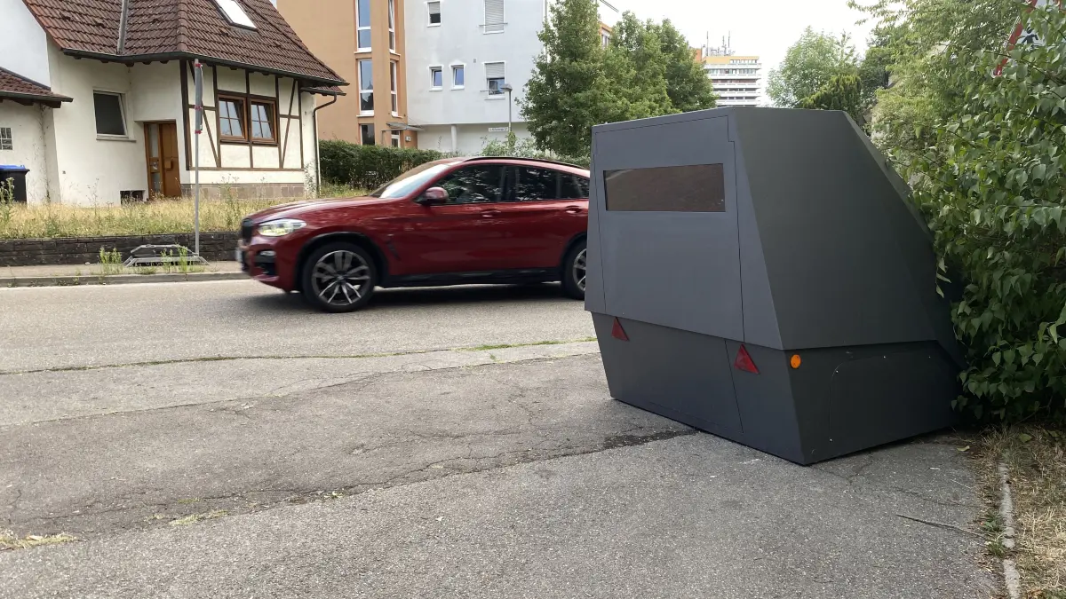 Ein Blitzgerät überwacht die Einfahrt in die Einbahnstraße.