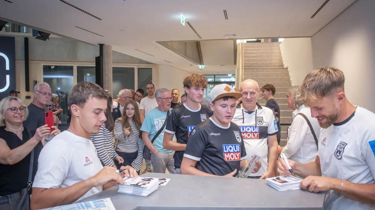 Spatzenfunk live: Daniel Jungwirth, Cheftrainer des SSV Ulm 1846 Fußball, war vor Regionalliga-Auftakt zu Gast im neuen Medienhaus der SÜDWEST PRESSE und stellte sich den Fragen der SWP-Sportreporter Nadine Vogt und Elias Hoffmann.