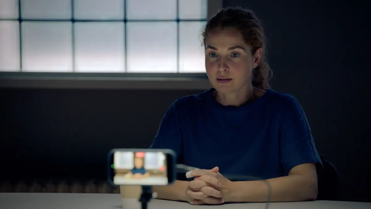 Nina (Maria Wedig) nimmt ein Abschiedsvideo auf.