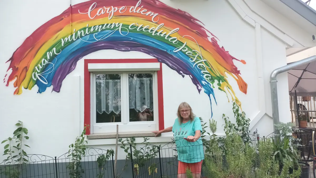 Alexandra Rupp hat einen Regenbogen auf ihr Haus in Dußlingen malen lassen