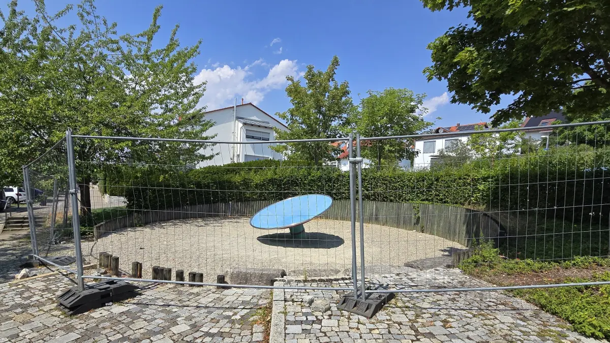 Der Drehscheiben-Spielplatz im Pfaffenhau in Blaustein ist schon seit Jahren gesperrt.