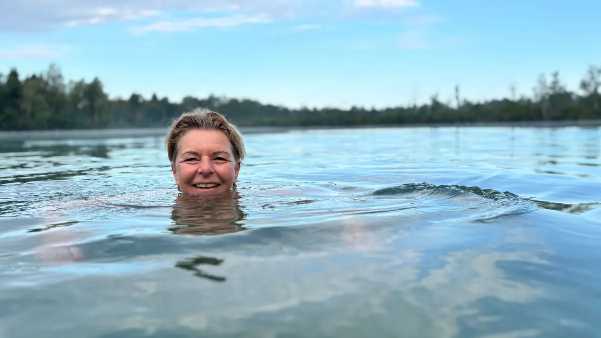 Bettina Maier aus Nersingen geht jeden Morgen früh zum Schwimmen (Frühschwimmen)