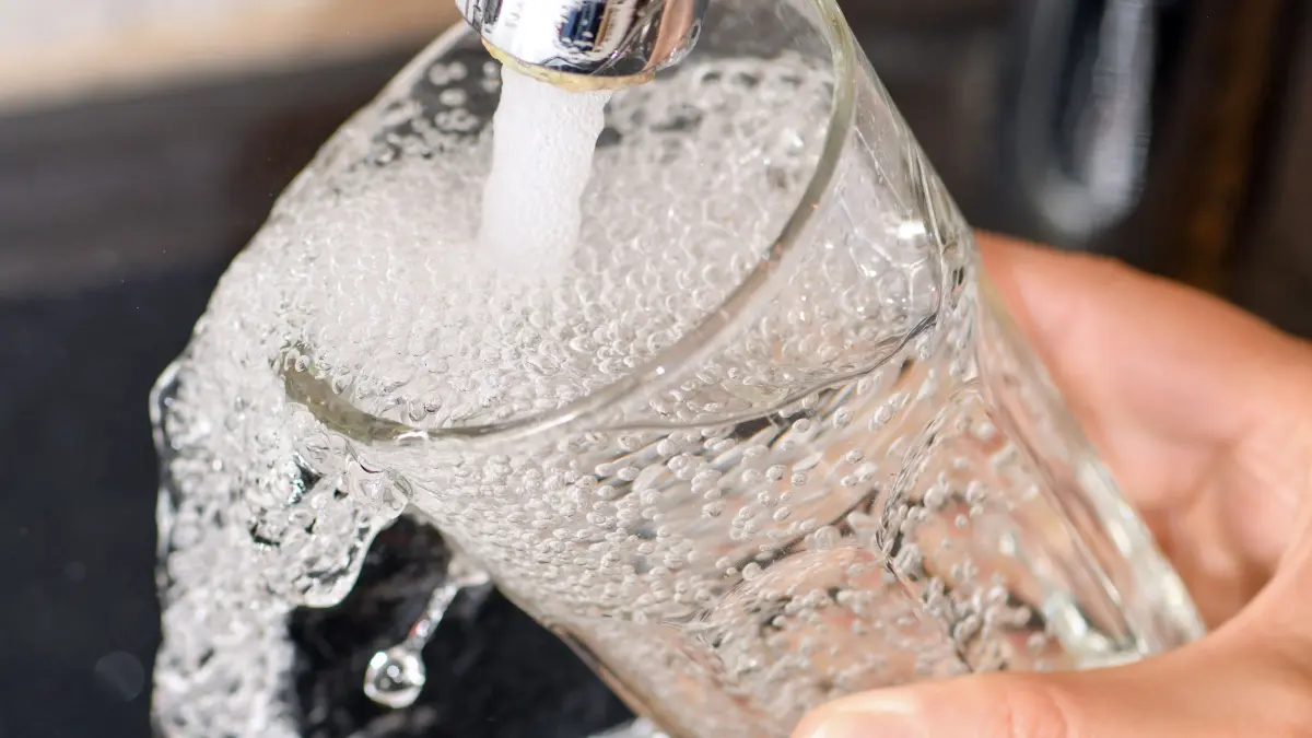 ARCHIV - 08.08.2019, Brandenburg, Sieversdorf: Ein Glas wird mit Leitungswasser befüllt. (zu dpa: «Trinkwasser in Allendorf verunreinigt - Abkochen empfohlen») Foto: Patrick Pleul/dpa-Zentralbild/dpa +++ dpa-Bildfunk +++