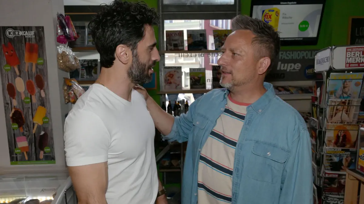 Tobias (Jan Kittmann, l.) wird klar, wie viele Schicksalsschläge auch Michi (Lars Pape) hat einstecken müssen.