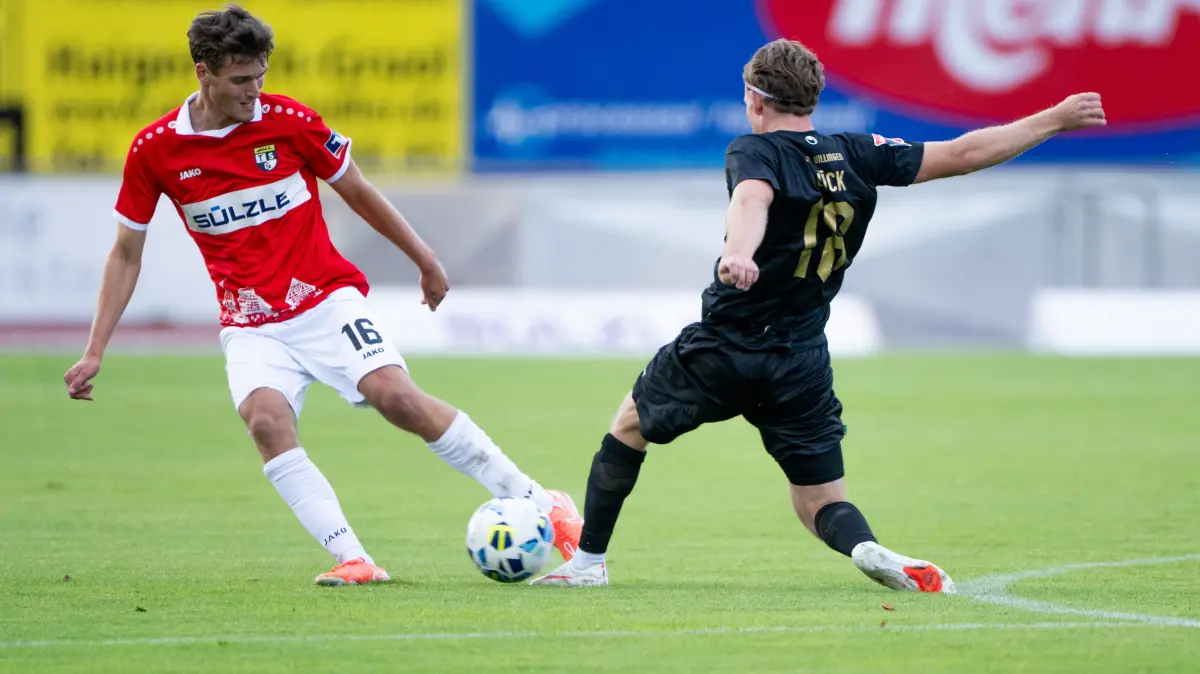 Kevin Founes (links) ist neu bei der TSG Balingen und steht gegen den FC 08 um Matthes Glück gleich in der Startelf: