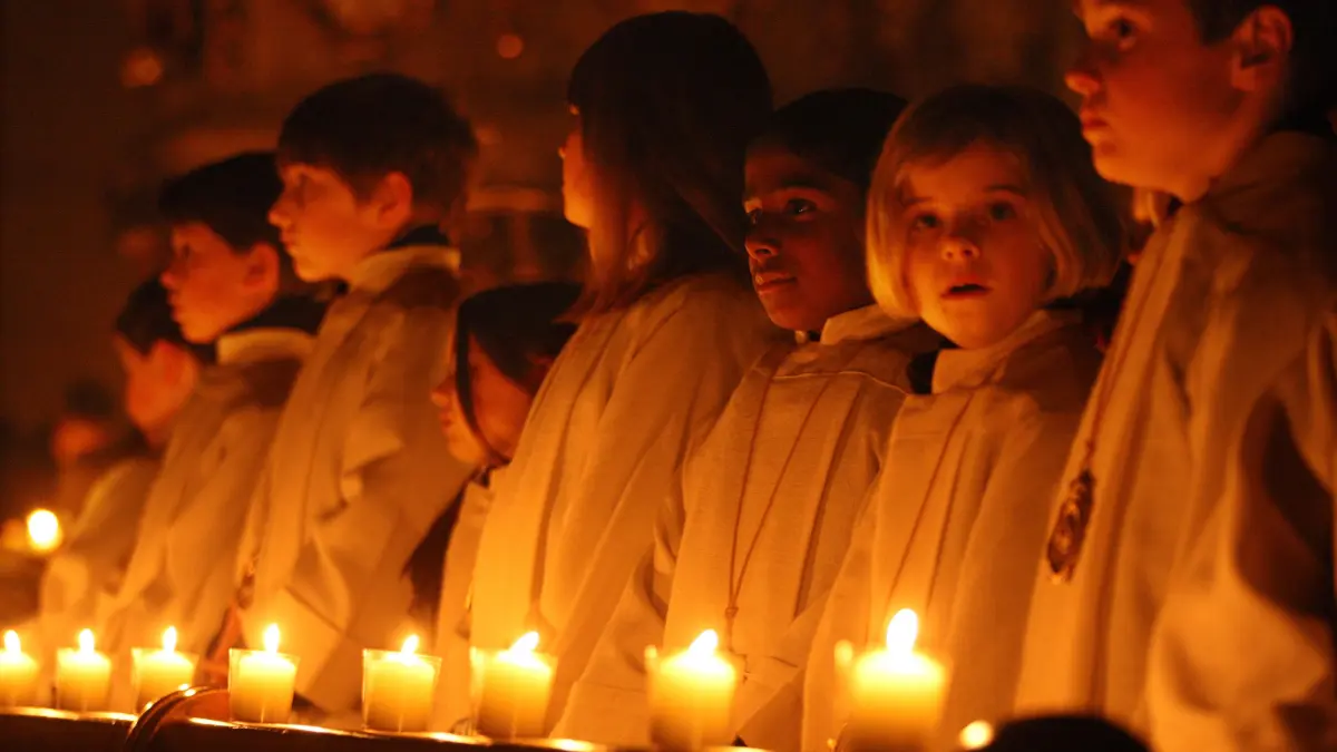 Feier der Osternacht - Eucharistiefeier und Taufe - Der Radleuchter wird entzündet - Comburg - Osterfeuer - Kerzen - Kirche im Kerzenschein
