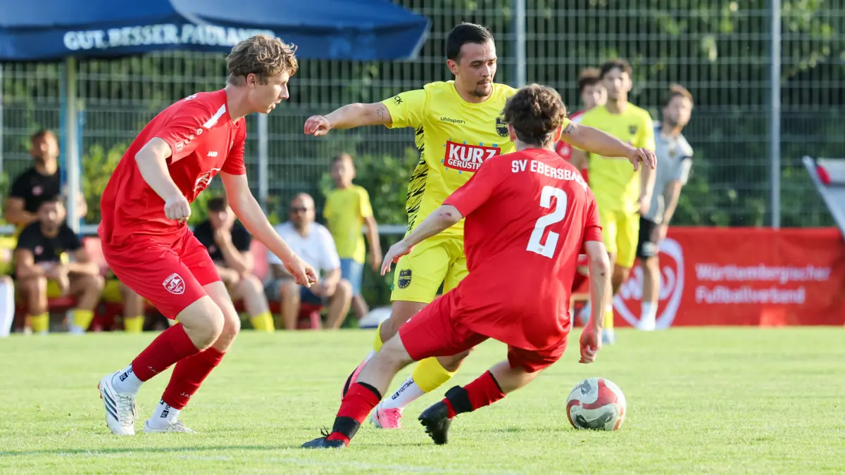 SV Ebersbach - 1. FC Heiningen: SV Ebersbach - 1. FC Heiningen
Carmelo Trumino (9) bleibt in der Ebersbachder Abwehr hängen.
