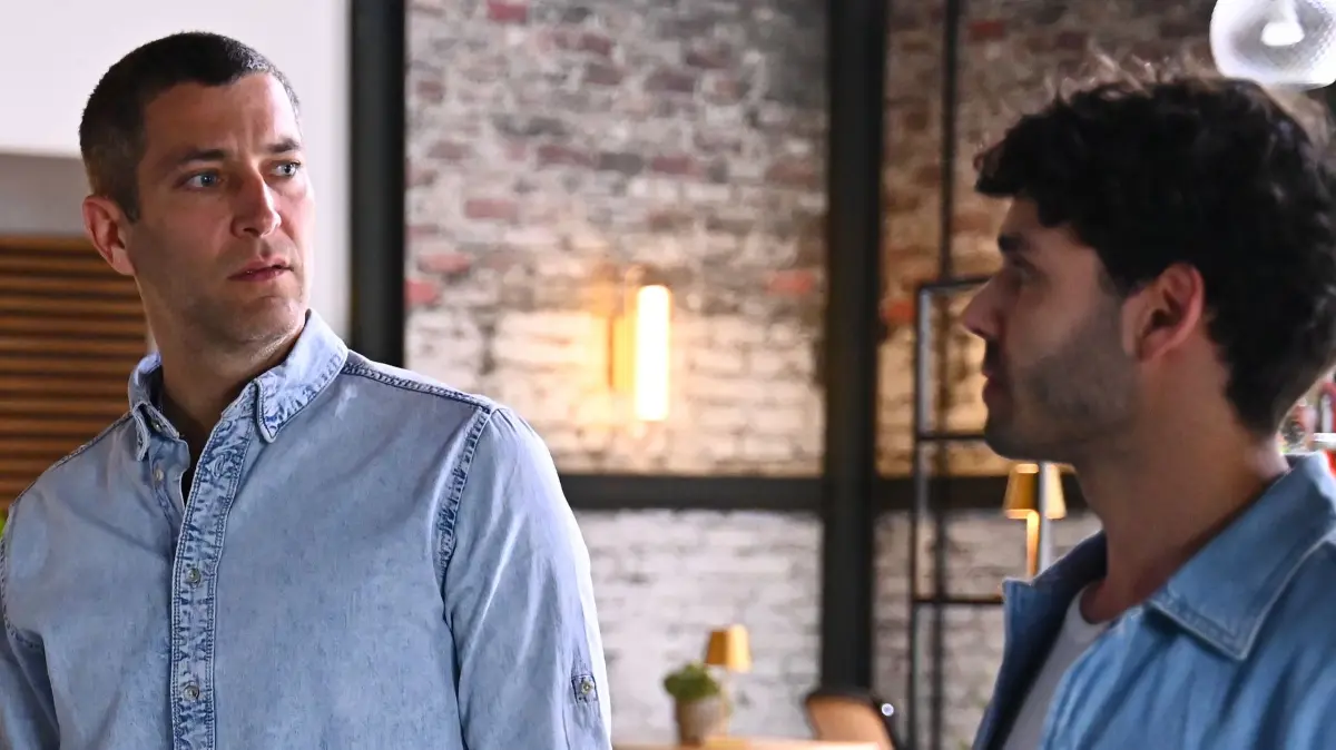 Dragan Petrovic (Florian Thunemann) überrumpelt seinen Sohn Nick Lippmann (Raphael Kalkowski) mit seinem emotionalen Geständnis.