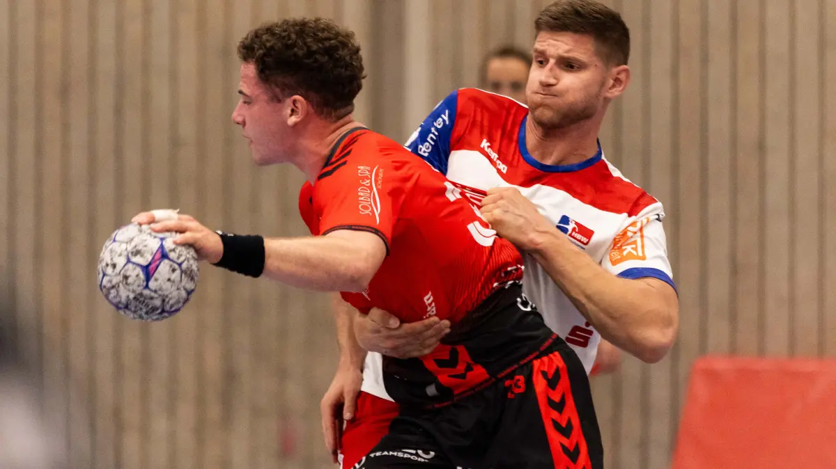 GER, HBW Balingen-Weilstetten vs. BSV Bern, Handball, Vorbereitung, Turnier, S-Cup Altensteig, Viertelfinale, Spielzeit 2026/2027, 07.08.2026,: Georg POEHLE (HBW Balingen-Weilstetten, #94) im Zweikampf gegen Leo SCHNYDER (BSV Bern, #33)
GER, HBW Balingen-Weilstetten vs. BSV Bern, Handball, Vorbereitung, Turnier, S-Cup Altensteig, Viertelfinale, Spielzeit 2026/2027, 07.08.2026,
Foto: Eibner-Pressefoto/Oliver Schmidt