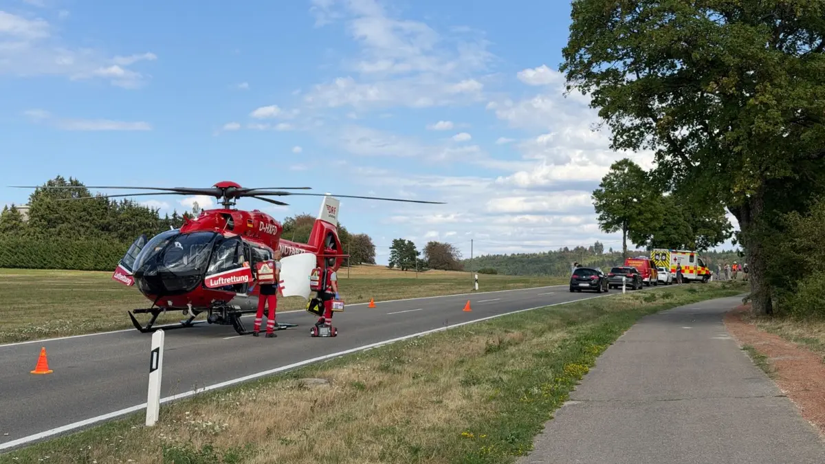 Bei einem Verkehrsunfall auf der L442 bei Tailfingen ist am Freitag ein Motorradfahrer schwer verletzt worden.