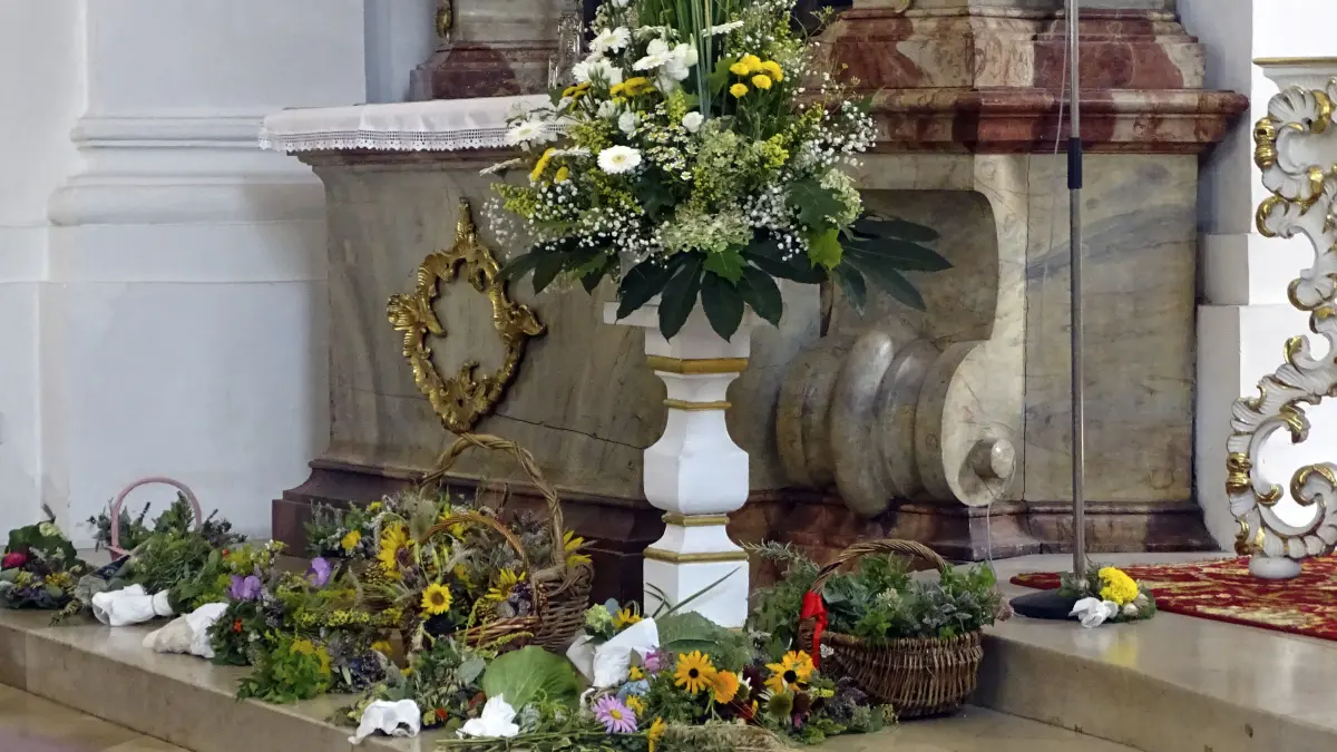 Am 15.8. jeden Jahres wird bei den Katholiken Mariä Himmelfahrt, die Aufnahme der Gottesmutter Maria in den Himmel, gefeiert. Parallel werden Kräutersträuße gesegnet, die zuhause Haus und Familie schützen sollen.