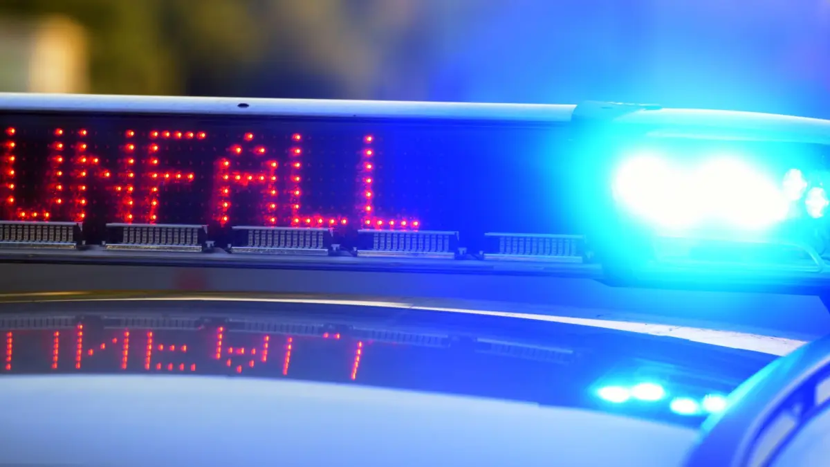 Polizei sichert Unfallstelle: ARCHIV - 12.06.2017, Bayern, Günzburg: Auf einem Polizeifahrzeug warnt eine Leuchtschrift vor einer Unfallstelle. (zu dpa: «Elf Verletzte bei Auffahrunfall auf A61») Foto: Stefan Puchner/dpa +++ dpa-Bildfunk +++
