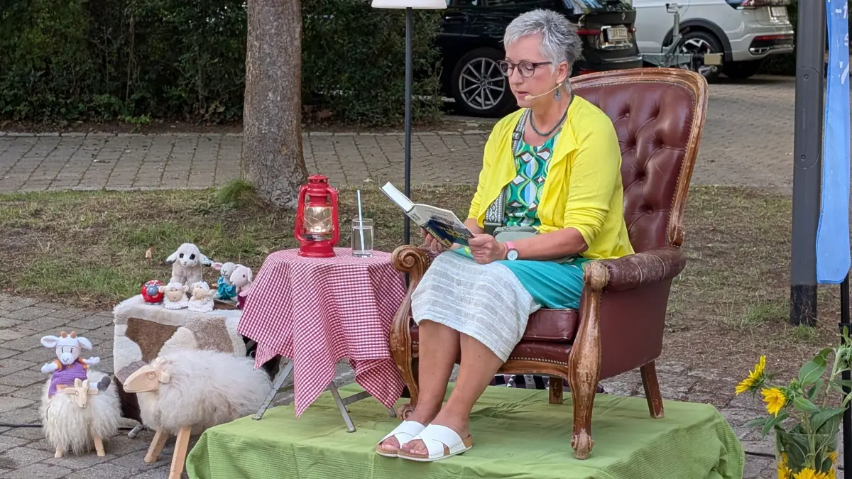 Gutenachtgeschichte Hailfingen, Vorleserin Monika Womann mit Schafs-Krimi Widdersehen