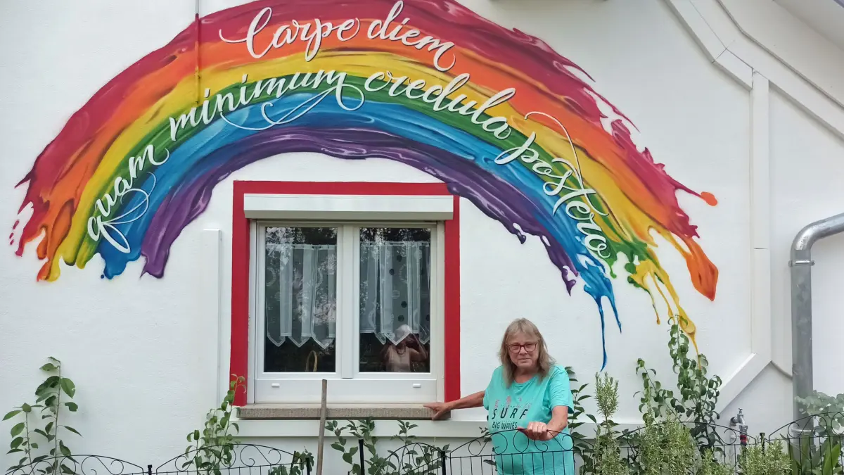 Alexandra Rupp hat einen Regenbogen auf ihr Haus in Dußlingen malen lassen