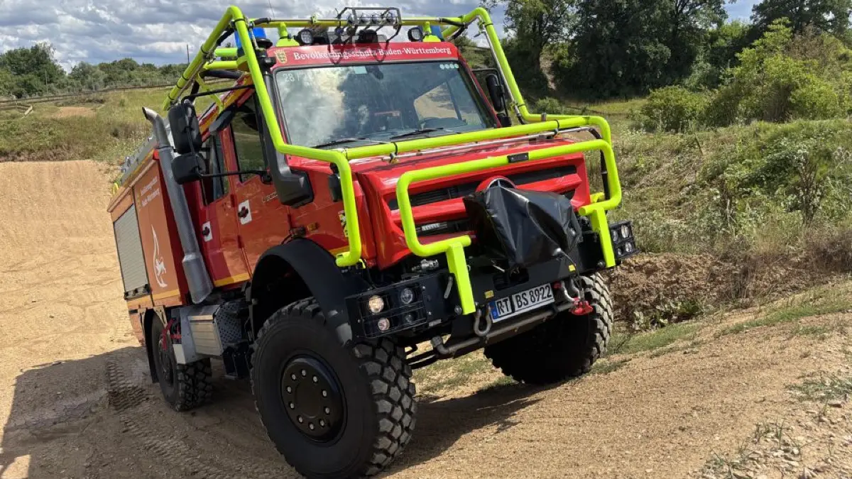 Das neue Waldbrand-Tanklöschfahrzeug (TLF-W) der Feuerwehr Reutlingen ist für Einsätze in schwierigem Gelände konzipiert. Als eines von nur sechs Fahrzeugen dieser Art in Baden-Württemberg kann es im Rahmen des europäischen Katastrophenschutzes auch bei Waldbränden im Ausland eingesetzt werden.