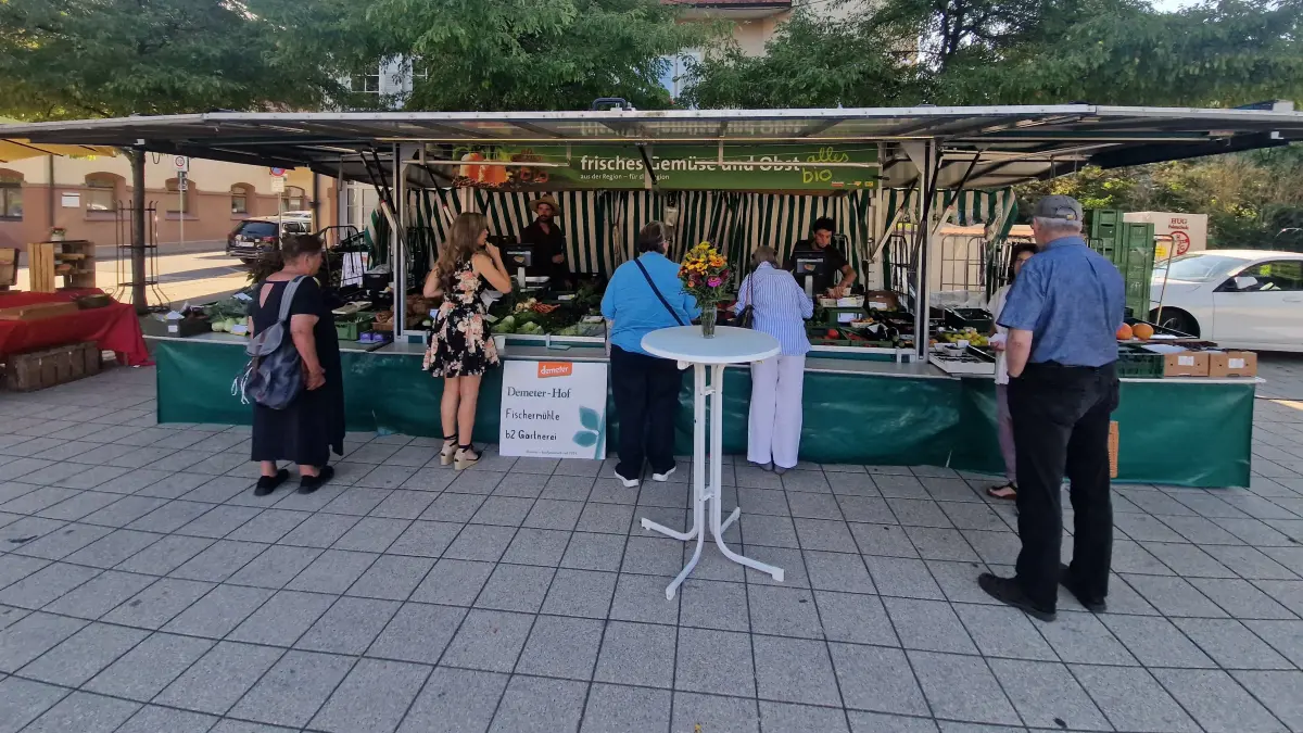 Frische direkt vom Erzeuger: Der neue Marktstand von „b2 Bio pur“ auf dem Horber Marktplatz lockt bereits die ersten Kundinnen und Kunden an. Jeden Freitag bietet das Team hier erntefrisches Bio-Gemüse aus der eigenen Gärtnerei in Binsdorf an