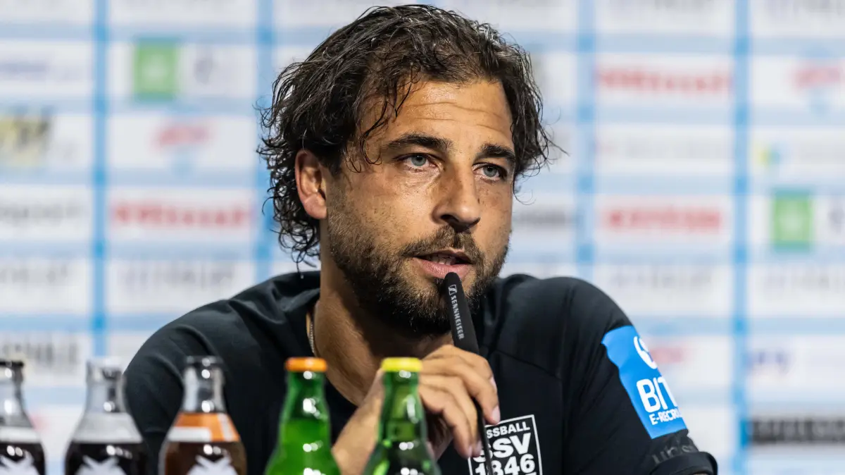 SV Stuttgarter Kickers vs. SSV Ulm 1846 Fußball, Fussball, Regionalliga, 1. Spieltag, GAZI-Stadion auf der Waldau Stuttgart 07.08.26: PK Pressekonferenz Freisteller Einzelbild Portrait Porträt Daniel Jungwirth (SSV Ulm 1846 Fußball, Trainer)
SV Stuttgarter Kickers vs. SSV Ulm 1846 Fußball, Fussball, Regionalliga, 1. Spieltag, GAZI-Stadion auf der Waldau Stuttgart 07.08.26
Foto: Eibner-Pressefoto/Lucca Fundel