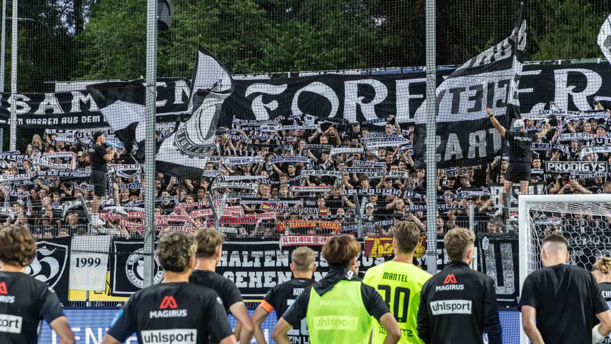 SV Stuttgarter Kickers vs. SSV Ulm 1846 Fußball, Fussball, Regionalliga, 1. Spieltag, GAZI-Stadion auf der Waldau Stuttgart 07.08.26: Fans SSV Ulm 1846 Fußball nach Spielende
SV Stuttgarter Kickers vs. SSV Ulm 1846 Fußball, Fussball, Regionalliga, 1. Spieltag, GAZI-Stadion auf der Waldau Stuttgart 07.08.26
Foto: Eibner-Pressefoto/Lucca Fundel