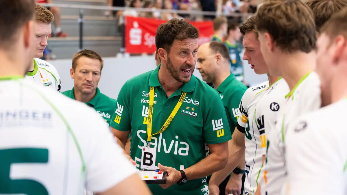 GER, FRISCH AUF! Goeppingen vs. TSV Neuhausen/Filder, Handball, Vorbereitung, Turnier, S-Cup Altensteig, Viertelfinale, Spielzeit 2026/2027, 07.08.2026,: Ben MATSCHKE (FRISCH AUF! Goeppingen, Trainer) gibt Anweisungen in der Auszeit, Time-out
GER, FRISCH AUF! Goeppingen vs. TSV Neuhausen/Filder, Handball, Vorbereitung, Turnier, S-Cup Altensteig, Viertelfinale, Spielzeit 2026/2027, 07.08.2026,
Foto: Eibner-Pressefoto/Oliver Schmidt
