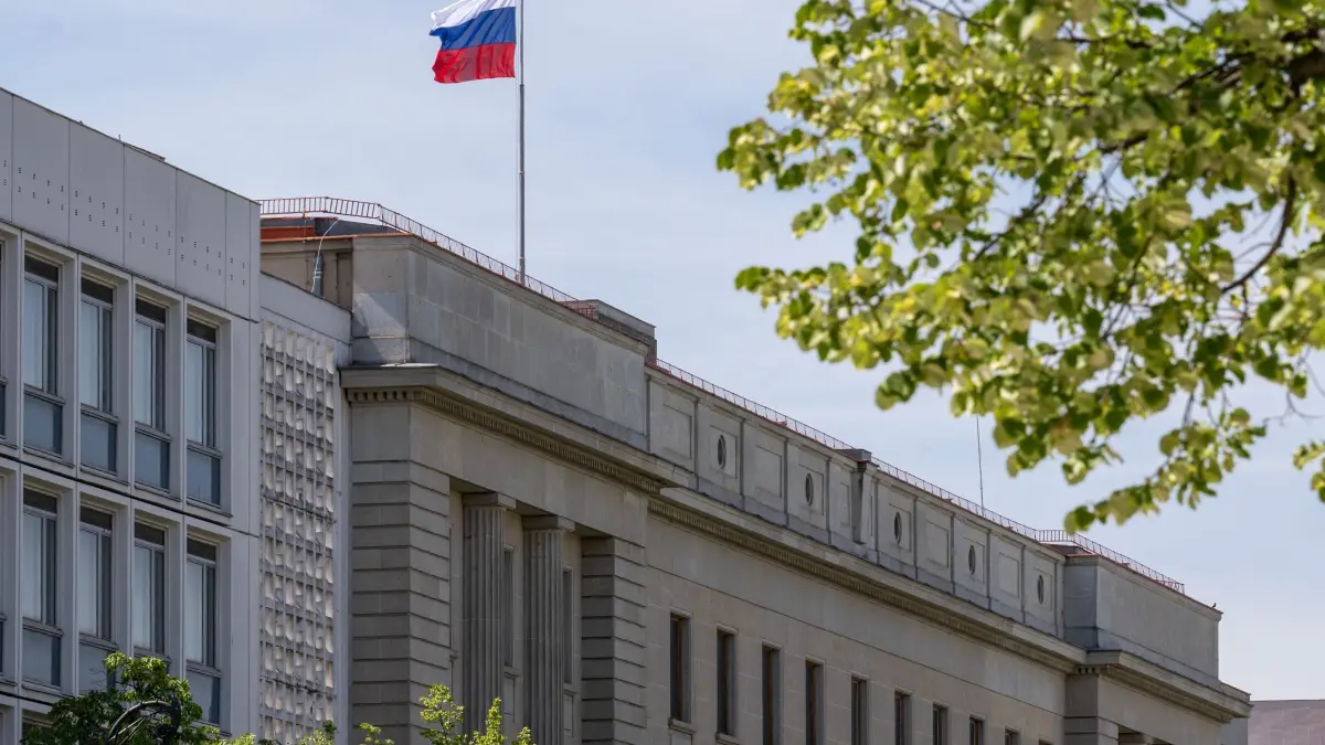 Russische Botschaft in Berlin: ARCHIV - 14.05.2025, Berlin: Die russische Botschaft Unter den Linden. (zu dpa: «Sprengstoff-Drohne in Leipzig: Russland sieht «Provokation»») Foto: Soeren Stache/dpa +++ dpa-Bildfunk +++