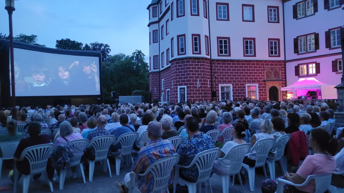 Sommerkino im Schlosshof beim Film " Ach, diese Lücke. Diese entsetzliche Lücke“ von Simon Verhoeven.