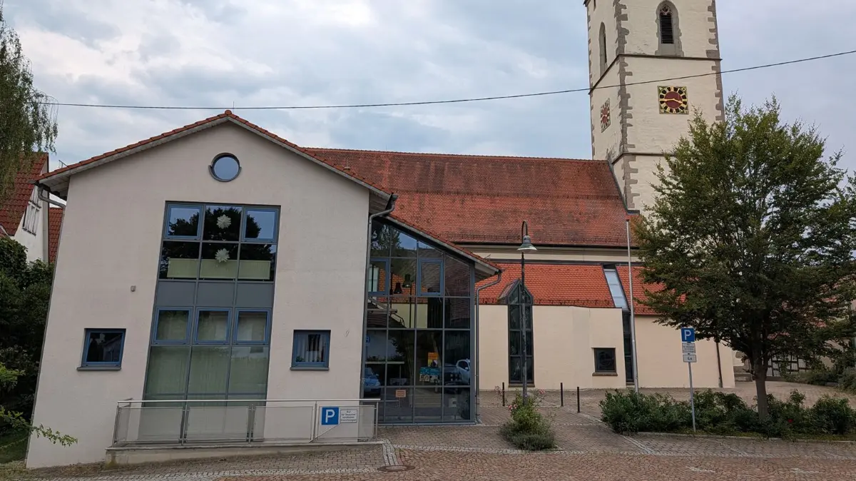 Anstelle des im Jahr 2003 eingeweihten Begegnungshauses der katholischen Kirchengemeinde Weitingen stand für das Gasthaus zum „Hirsch“, ab 1908 Schwesternstation und danach das Pfarr- und Jugendheim.
