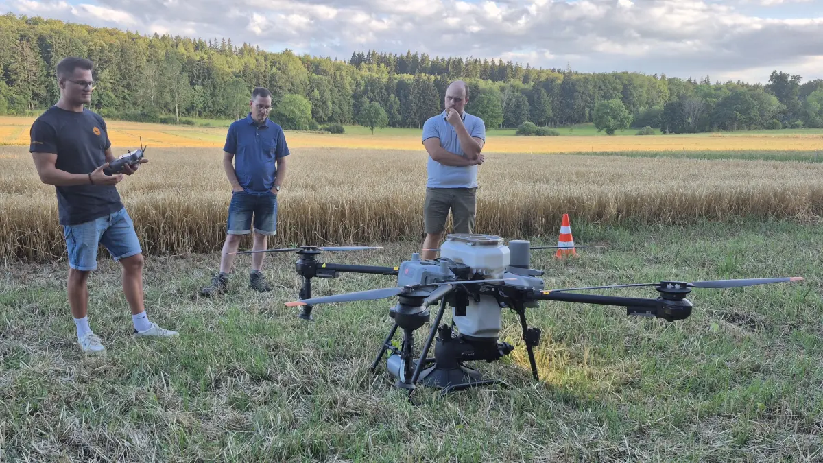 Drohneneinsatz in der Landwirtschaft, Drohne für die Aussaat der Zwischenfrucht. Drohnenpilot Marcel Krug und Christoph Schrade sowie Patrick Schmelcher vom Kreislandwirtschaftsamt.