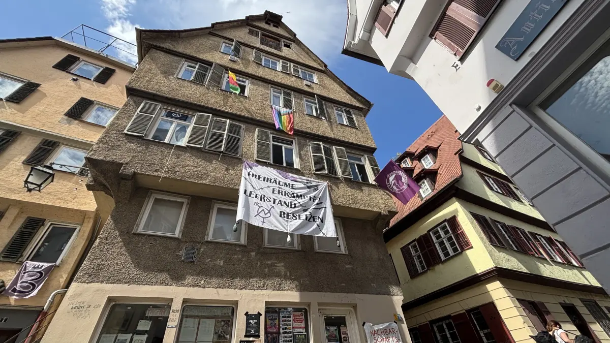 Das Gebäude in der Kronenstraße 3 ist offiziell seit einer Woche besetzt. Nachdem verschiedene Fraktionen des Tübinger Gemeinderats Erklärungen zu der Besetzung abgegeben hatten, melden sich nun auch die Besetzer zu Wort.