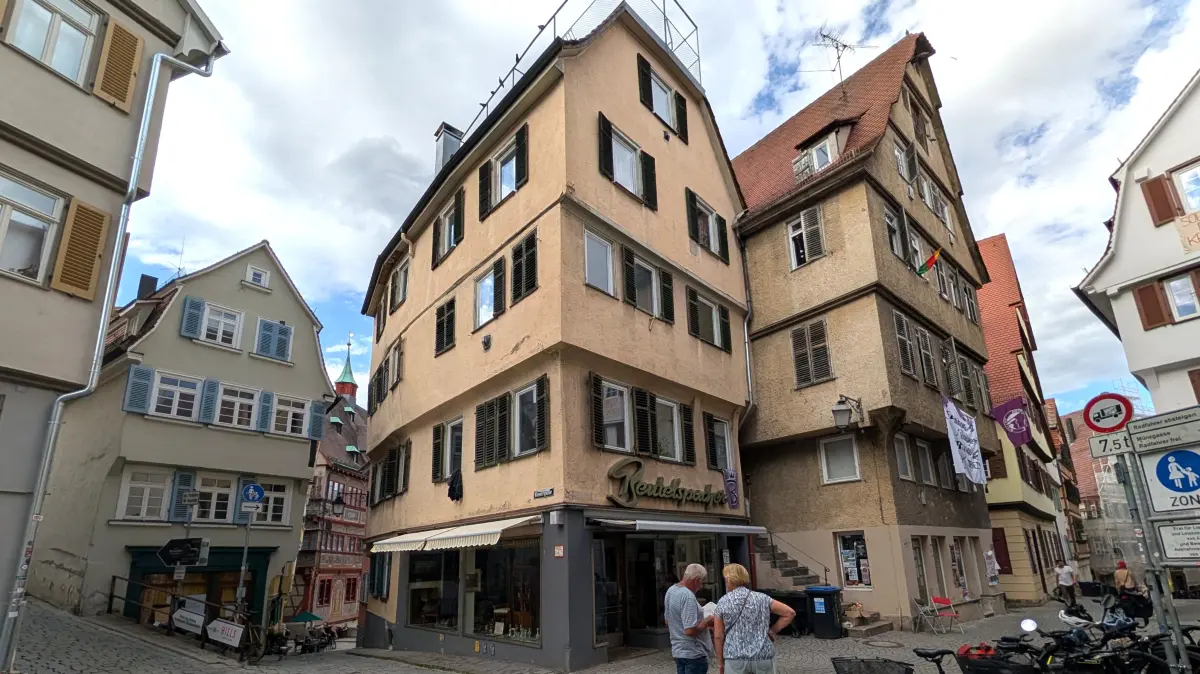 Das besetzte Haus in der Tübinger Kronenstraße 3, das Gebäude rechts von der Bildmitte mit dem weißen Transparent im ersten Stockwerk, liegt nur einen Steinwurf entfernt vom Tübinger Rathaus, das durch die Gasse links im Bild zu sehen ist.