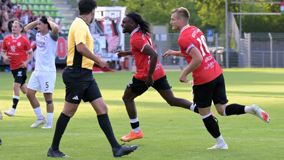 Wycliff Yeboah und Marcel Sökler wollten das 2:0 nicht ohne Terry Asare bejubeln, der an jedem der drei SSV-Treffer beteiligt war. Gefunden haben sie ihn natürlich umgehend.