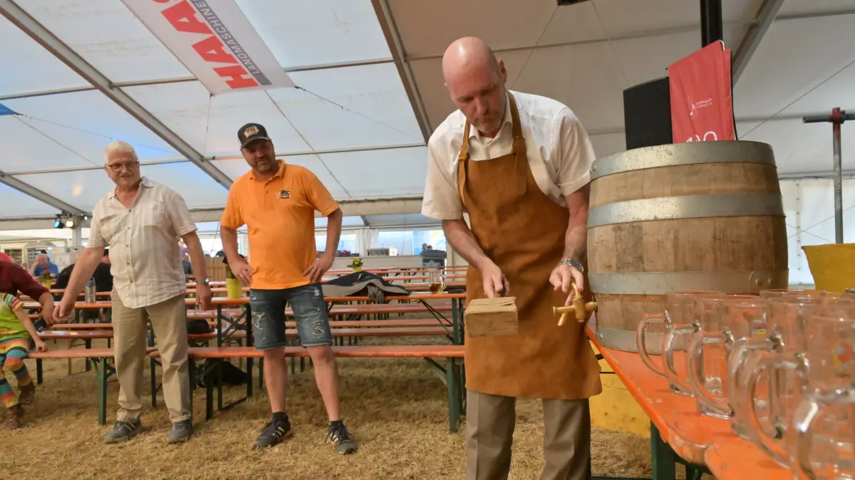 Bieranstich Motocross Festzelt 2026, Bürgermeister Stephen Brauer mit Jürgen und Stephan Jäckel