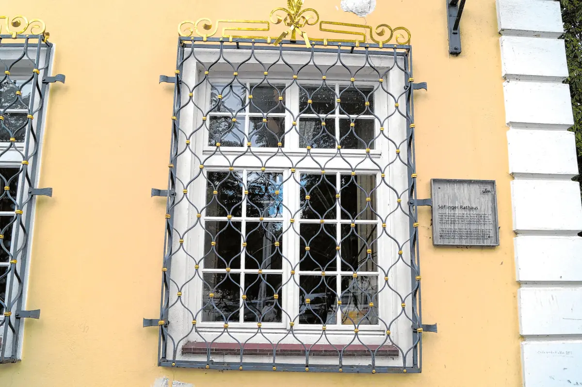 Barockes Fenster am Söflinger Rathaus.