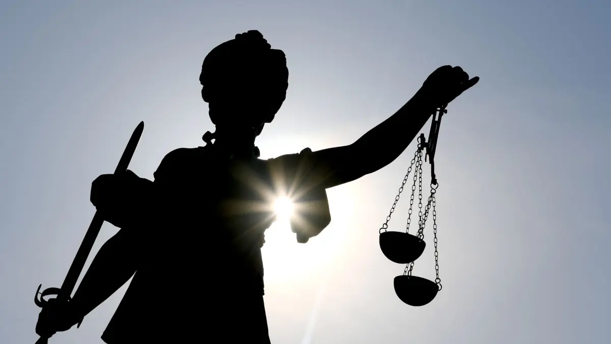 Symbolbild Justizia im Gegenlicht: ARCHIV - Schwebt eine Magersüchtige in Lebensgefahr, hilft manchmal nur noch eine Zwangsernährung. Muss sie dafür fixiert werden, dürfen das die Eltern aber nicht mehr allein entscheiden, sondern ein Gericht. (zu dpa: «Zwangsernährung: Wann Eltern nicht allein entscheiden dürfen») Foto: Arne Dedert/dpa - Honorarfrei nur für Bezieher des dpa-Themendienstes +++ dpa-Themendienst +++