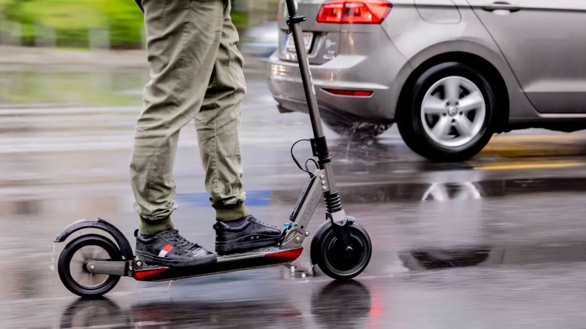 Mehr Unfälle mit E-Rollern und mehr Verletzte: Ein Mann fährt mit einem E-Scooter auf der Straße. (zu dpa: «Unfälle mit E-Scootern: Wem passiert's und was kann helfen?»)