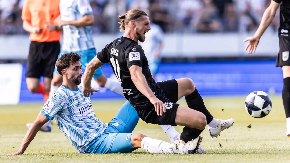 SV Stuttgarter Kickers vs. SSV Ulm 1846 Fußball, Fussball, Regionalliga, 1. Spieltag, GAZI-Stadion auf der Waldau Stuttgart 07.08.26: v.l. Elvir Zukaj (SV Stuttgarter Kickers, #4), Dennis Chessa (SSV Ulm 1846 Fußball, #11)
SV Stuttgarter Kickers vs. SSV Ulm 1846 Fußball, Fussball, Regionalliga, 1. Spieltag, GAZI-Stadion auf der Waldau Stuttgart 07.08.26
Foto: Eibner-Pressefoto/Lucca Fundel