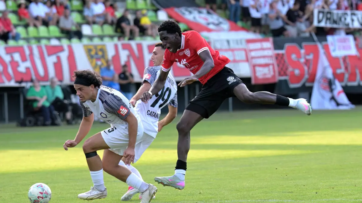 Fussball OL | SSV Reutlingen vs. FC Noettingen: Fussball OL | SSV Reutlingen (rot) vs. FC Noettingen (weiss) // 2026-08-07 // Foto: JoBaur // #11 Wycliff Yeboah (SSV Reutlingen) / #5 Luca Campanile (FC Noettingen) / #99 Salvatore Catanzano (FC Noettingen), re