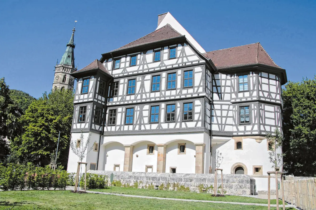 Nach vierjähriger Schließung strahlt das Residenzschloss Bad Urach wieder in neuem Glanz (li.). Im Palmensaal (re.) ist vieles neu, unter anderem die Decke, das Lichtkonzept und die Ausstellungskisten auf Rädern.