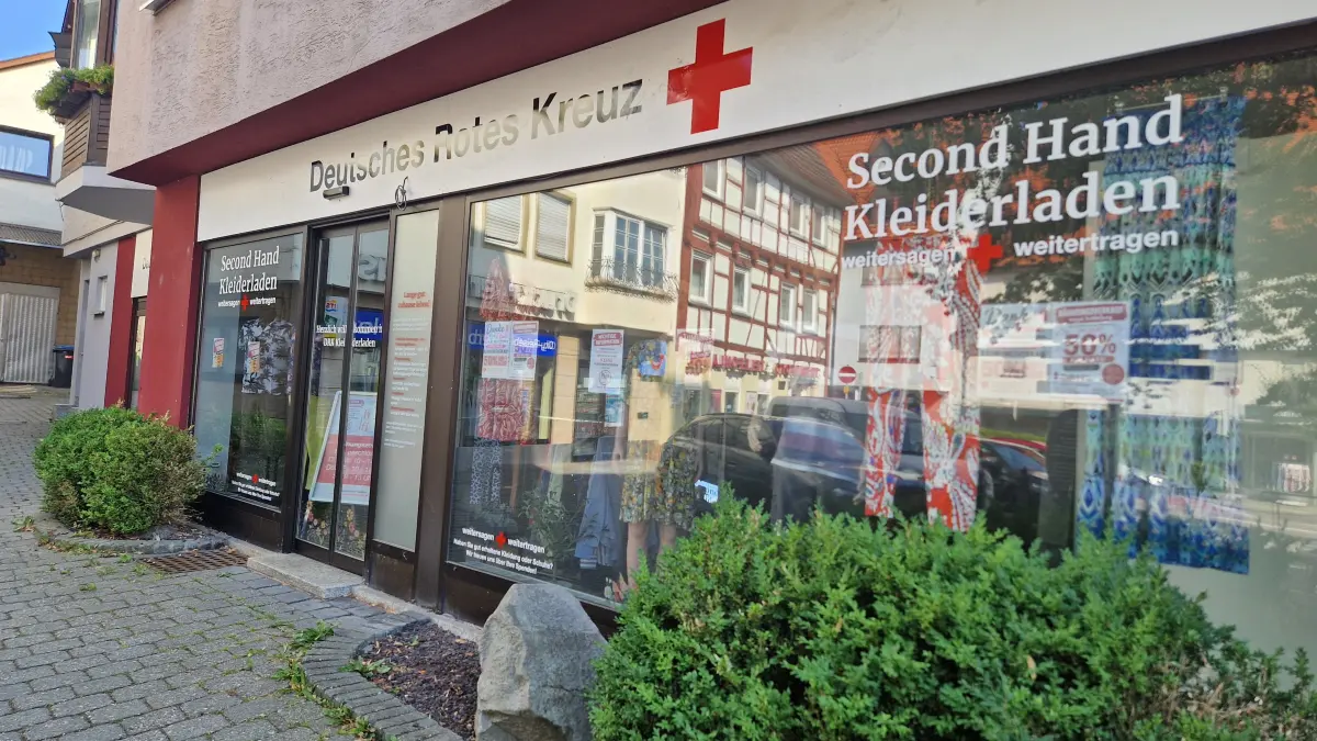 Der DRK-Kleiderladen am Gaildorfer Marktplatz hatte am 9. November 2025 erstmals geöffnet.