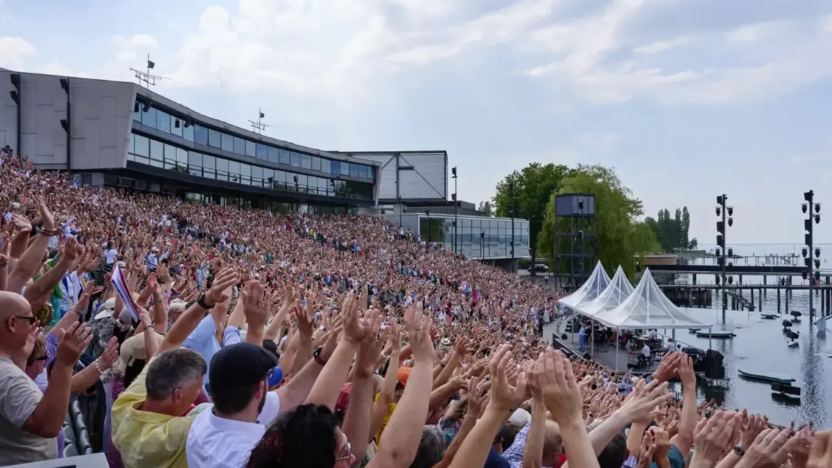 Und jetzt alle auf der Seebühne. mitmachen? "Singalong" bei den Bregenzer Festspielen.