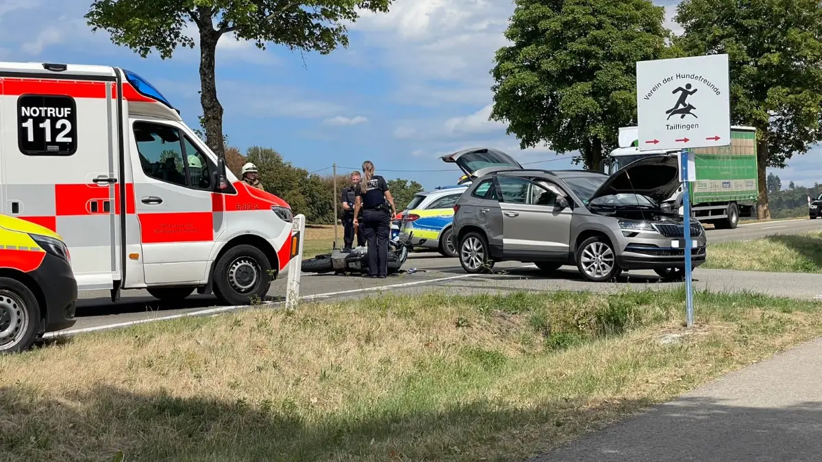 Bei einem Verkehrsunfall auf der L442 bei Tailfingen ist am Freitag ein Motorradfahrer schwer verletzt worden. Die Strecke ist derzeit gesperrt.