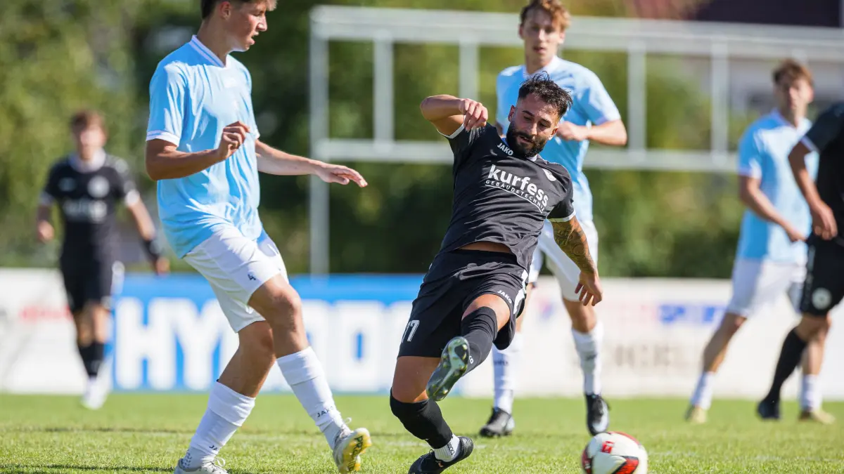 Fussball Landesliga: Fussball Landesliga; TSGV Waldstetten - SC Geislingen;
Yannik Semet (TSGV Waldstetten, #4) und Sven Sönmez (SC Geislingen, #77);
08.08.2026; Waldstetten.
Foto: Thomas Madel