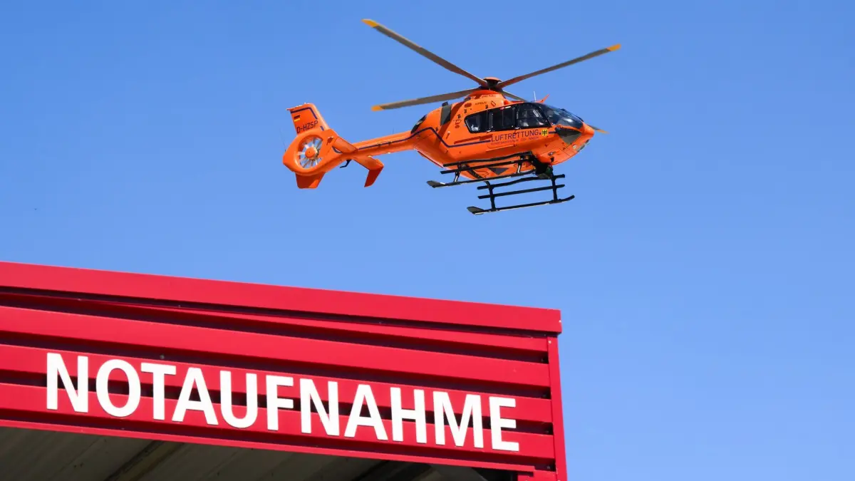 Rettungshubschrauber: ARCHIV - 15.05.2024, Niedersachsen, Hannover: Ein Rettungshubschrauber der Luftrettung. (zu dpa: «Ungebremst erfasst: Radfahrer lebensgefährlich verletzt») Foto: Julian Stratenschulte/dpa +++ dpa-Bildfunk +++