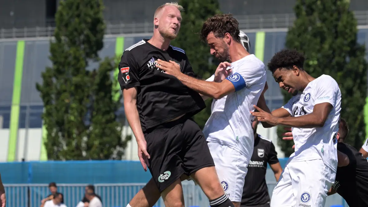 Young Boys Reutlingen vs. TSV Essingen, Fussball, Oberliga BW, 01.Spieltag, Saison 2026/2027, 08.08.2026 : Lennart Ruther (TSV Essingen, #03) im Kopfball Duell mit Hakan Aktepe (Young Boys Reutlingen, #17) und Amir Brockman (Young Boys Reutlingen, #82)
Young Boys Reutlingen vs. TSV Essingen,
Fussball, Oberliga BW, 01.Spieltag, Saison 2026/2027, 08.08.2026
Foto: Eibner-Pressefoto/ Tobias Baur
