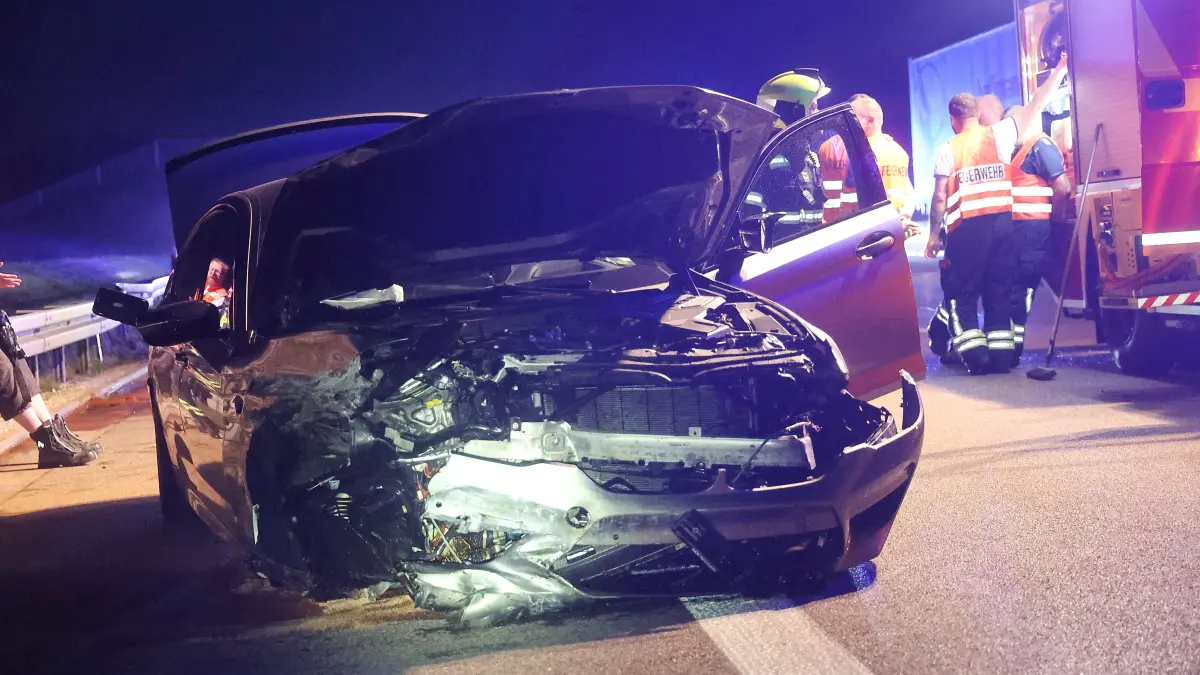 Unfall auf der A8 am Freitag, 7. August 2026. Zwei Menschen wurden verletzt. Ein 19-jähriger Schweizer hatte die Kontrolle über seinen 625 PS starken Wagen verloren.